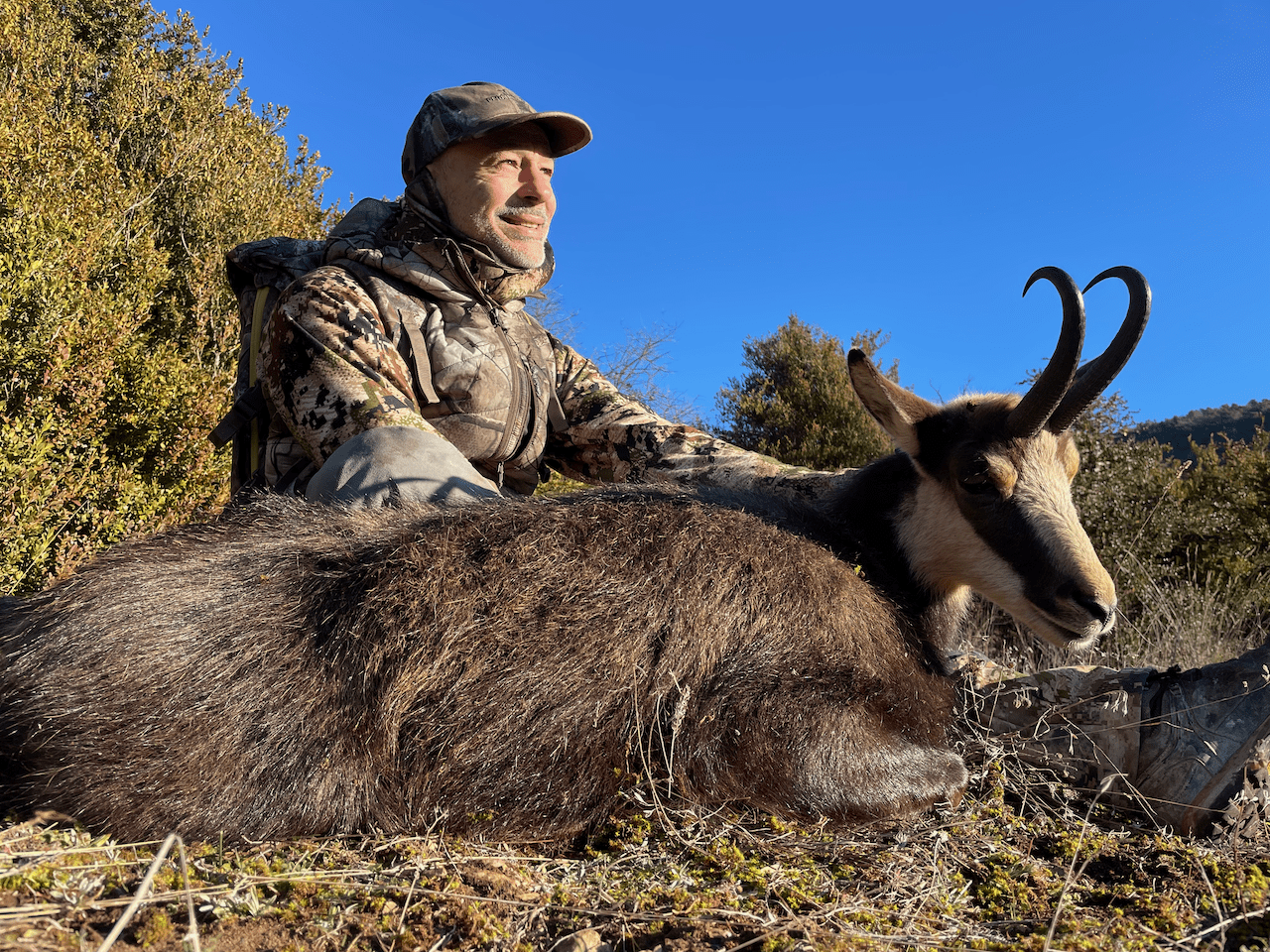 Chasseur à l'approche en montagne