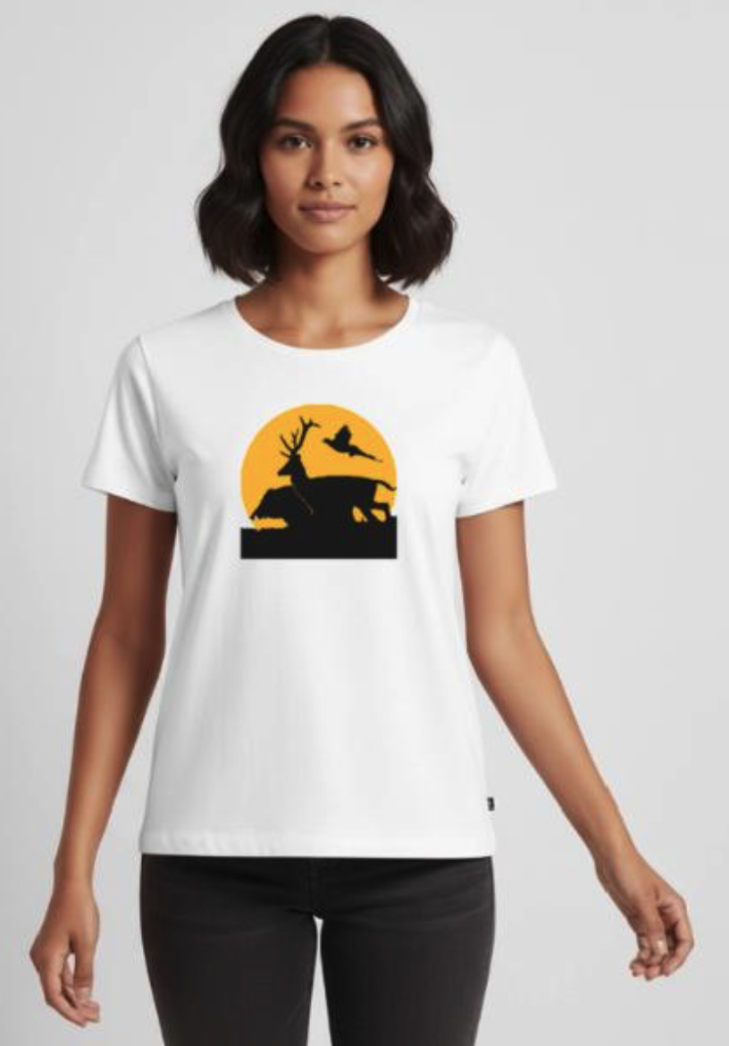 T-shirt blanc de chasse personnalisable avec motif silhouette de cerf, sanglier et faisan sur fond soleil jaune