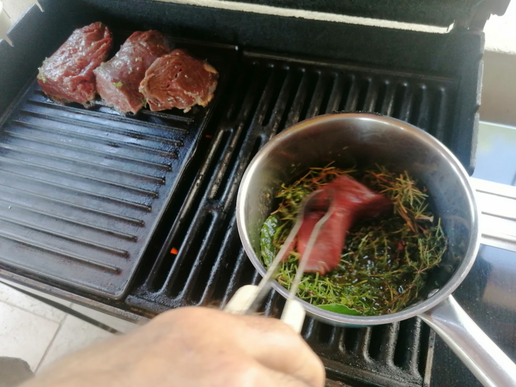 cerf a la plancha dans le barbecue