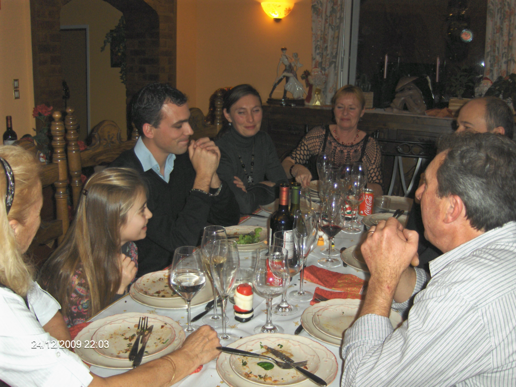 Repas convivial garni de plats de gibier cuisinés, terrine et vin de pays.